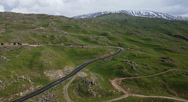 Iğdır’da dağlar yağmur sonrası yeşile büründü