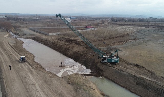 Iğdır'da kanal temizleme çalışmaları devam ediyor