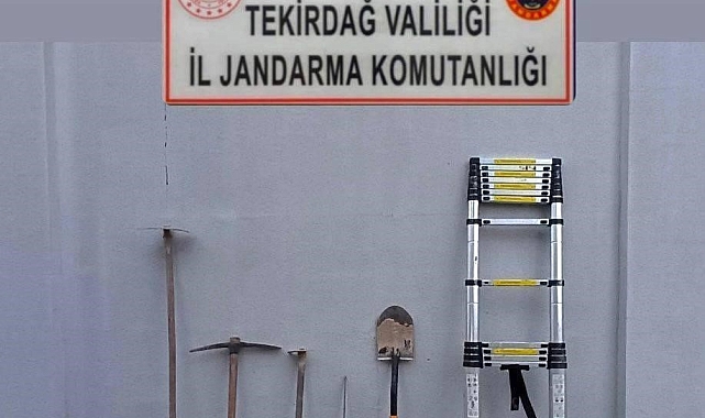 Jandarma, bağ evin ahırında kaçak kazı yapan şahsı yakaladı