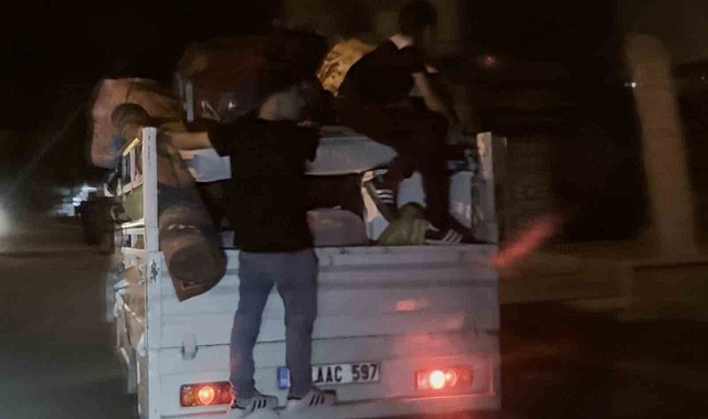 Kamyonet kasasında tehlikeli yolculuk