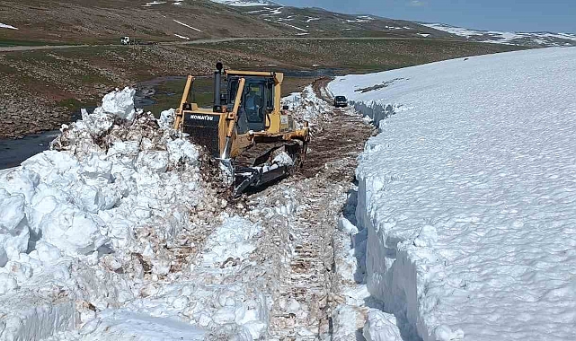 Karla kaplı olan yollar "Kar Kaplanları" ile ulaşıma açılıyor