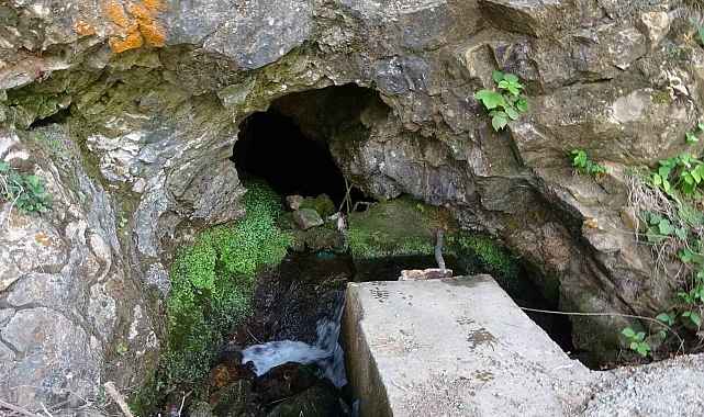 Kayalardan çıkan su, uzaktan gelen ziyaretçilerini de ağırlıyor