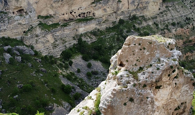 Kayaların zirvesindeki tarihi oyuklar, dron ile, görüntülendi