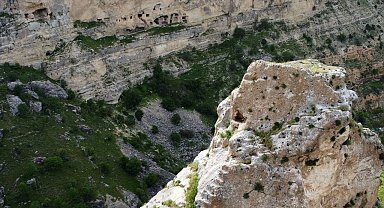 Kayaların zirvesindeki tarihi oyuklar, dron ile, görüntülendi