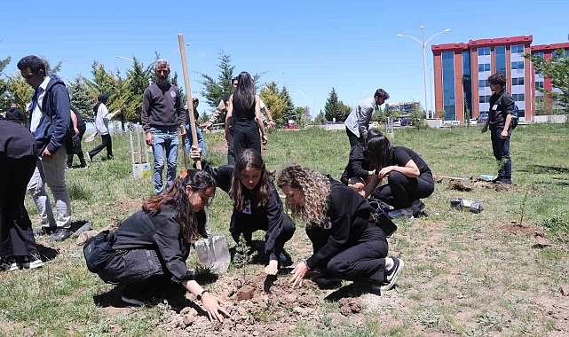 Kaybettikleri arkadaşları anısına 100 ağaç fidanı diktiler