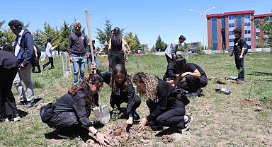 Kaybettikleri arkadaşları anısına 100 ağaç fidanı diktiler