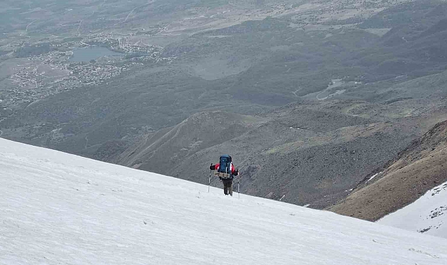 Kırşehirli dağcılardan 3177 rakımlı volkan kraterinde kamp