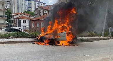 Kontağı çevirmesi ile alev alan otomobil itfaiye ekiplerince söndürüldü