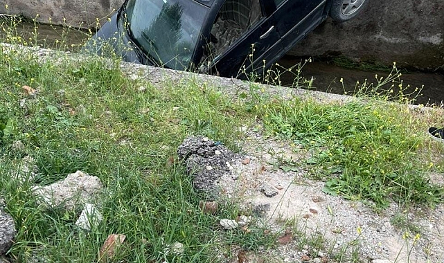 Kontrolden çıkan araç su kanalına düştü
