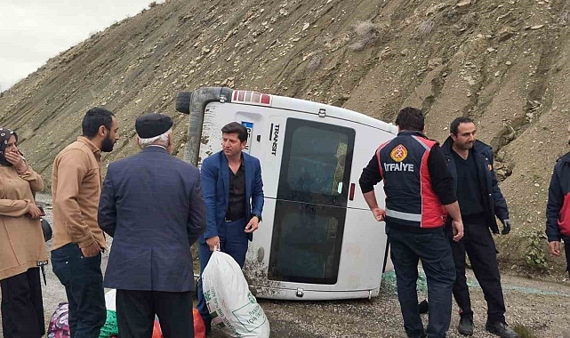 Kontrolden çıkan minibüs yan yattı