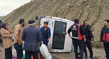 Kontrolden çıkan minibüs yan yattı