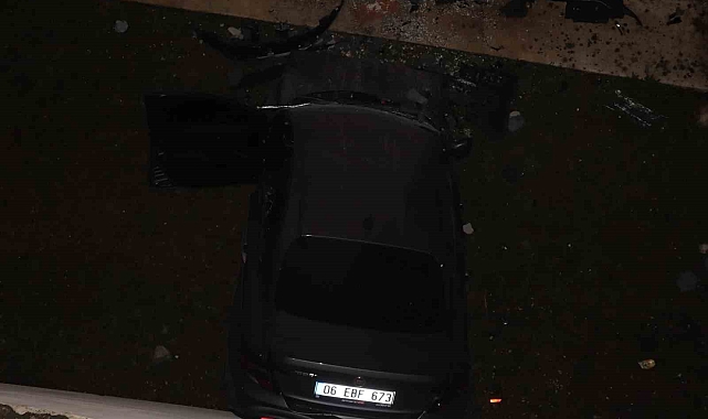 Kontrolden çıkan otomobil binanın 3'üncü katına çarptı