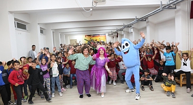 ‘Küçük Su Damlası’ tiyatro oyununa minik öğrencilerden yoğun ilgi