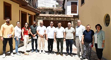 Kuşadası Belediye Başkanı Günel, restorasyonu tamamlanan tarihi evleri ziyaret etti