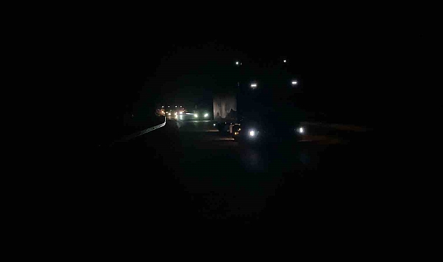 LPG tankeri devrildi, sızıntı nedeniyle yol çift taraflı trafiğe kapatıldı