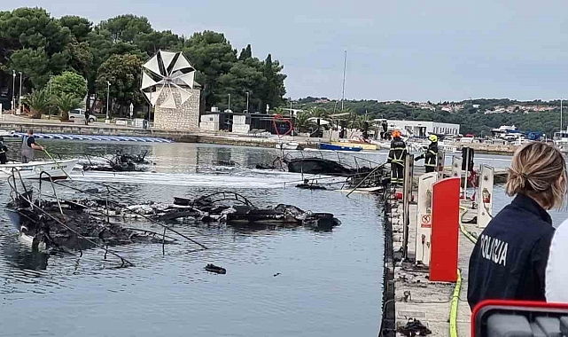 Marinadaki 22 tekne alev alev yanıp kül oldu