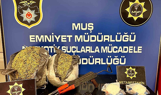 Muş'ta iki araçta silah ve uyuşturucu ele geçirildi