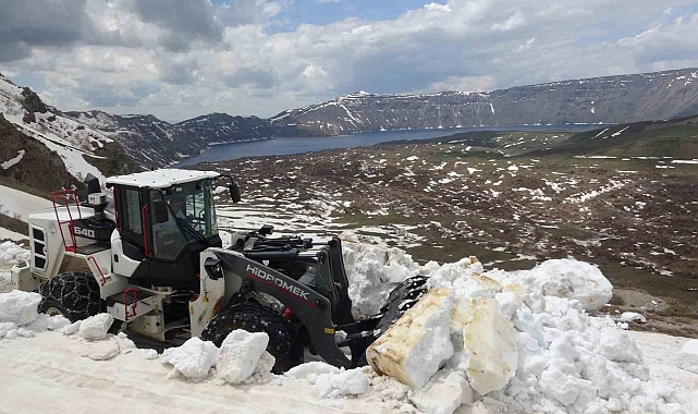 Nemrut Krater Gölünün yolu İl Özel İdaresi ekipleri tarafından açılıyor
