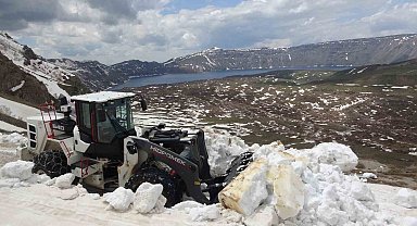 Nemrut Krater Gölünün yolu İl Özel İdaresi ekipleri tarafından açılıyor