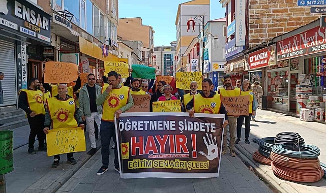 Öğretmenler "Şiddete Dur" demek için bir araya geldi