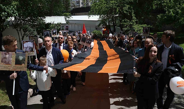 'Ölümsüz Alay' yürüyüşünde, dövizler taşındı ve marşlar söylendi