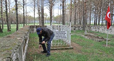 Önce bayrak dikildi, ardında da mezarın bulunduğu bölge temizlendi