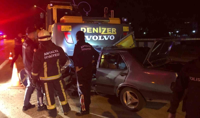 Park halindeki iş makinesine otomobil çarptı: 2 yaralı