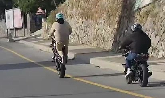 Plakasız motosikletle, akan trafikte, akrobasi hareketler yaptı
