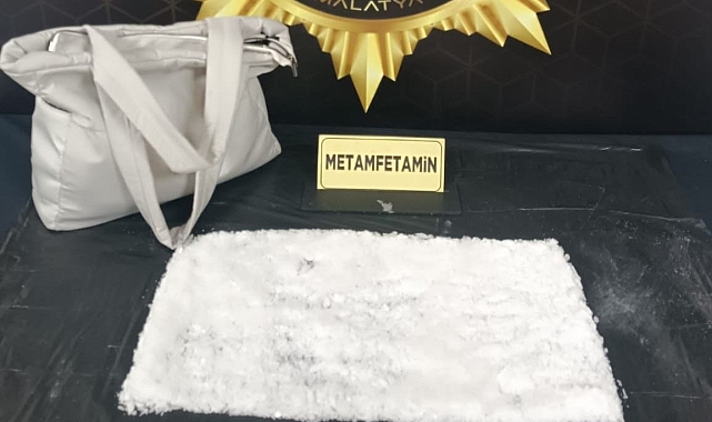 Polis ekiplerince durdurulan bir yolcu otobüsünde Metamfetamin madde ele geçirildi