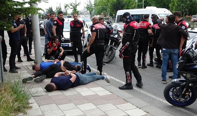 Polisin 'dur' ihtarına uymayan sürücü, kovalamaca sırasında kaza yaptı