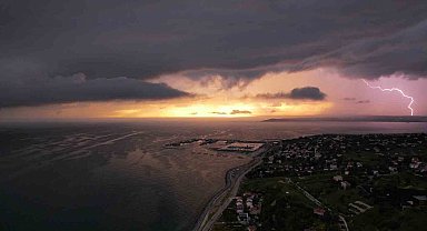 Raf bulutu, gün batımı ve yıldırım aynı karede  görüntülendi