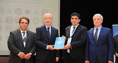 Rektör Alma, Iğdır Üniversitesi’nin İhtisaslaşma Kapsamında Hazırladığı Kitabı YÖK Başkanı Özvar'a Takdim Etti