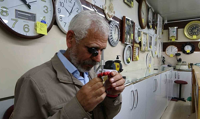 Saat ustası, 45 yıldır zamana ayar veriyor