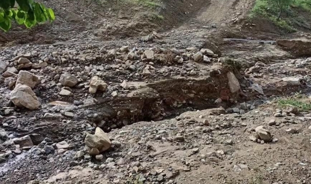 Sağanak sonrası köy yolu çöktü