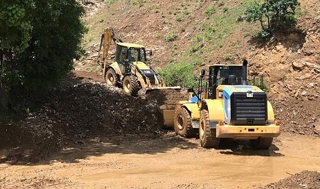 Sağanak yağışın ardından oluşan heyelan nedeniyle kapanan yollar açıldı