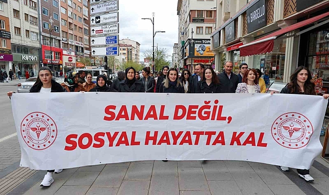 "Sanal değil sosyal hayatta kal" sloganıyla, Dijital bağımlılığa dikkat çektiler