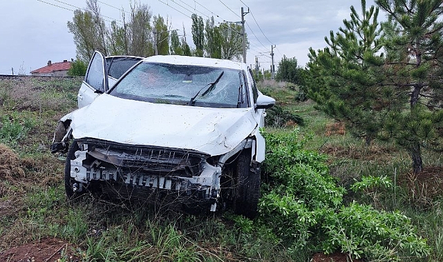 Şarampole uçan otomobilde 1'i bebek 6 kişi yaralandı
