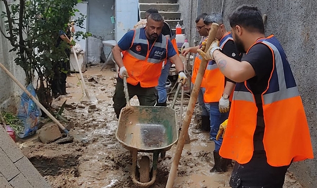 Sel felaketinin yaşandığı yerlere giden AFAD gönüllüleri, yaraları sarmaya çalışıyor