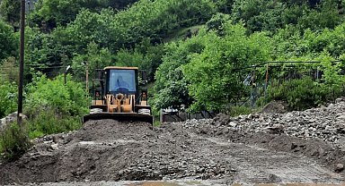 Şiddetli yağıştan dolayı kapanan köy yolları açıldı