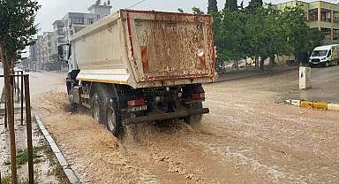 Şiddetli yağmurda sokaklar göle döndü