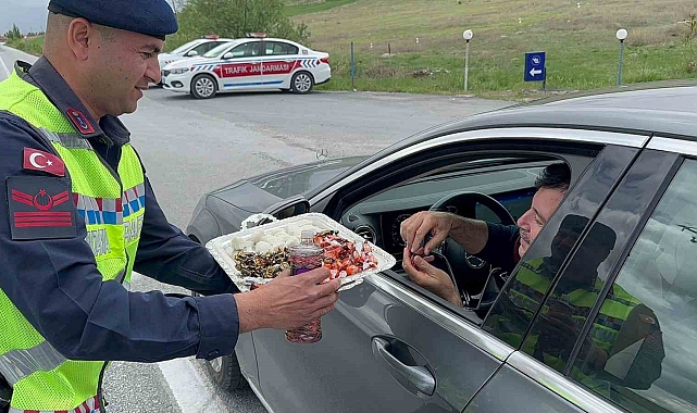 Sürücüleri lokum ve çikolata ile durduruldu