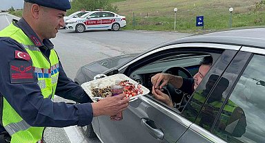 Sürücüleri lokum ve çikolata ile durduruldu