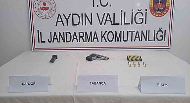 Sürücünün üzerinde yapılan aramada 1 adet tabanca, şarjör ve 51 fişek ele geçirildi