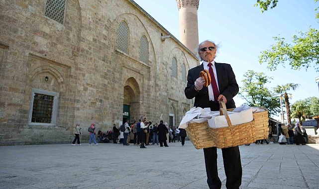 Takım elbiseli seyyar simitçi görenleri şaşkına çeviriyor