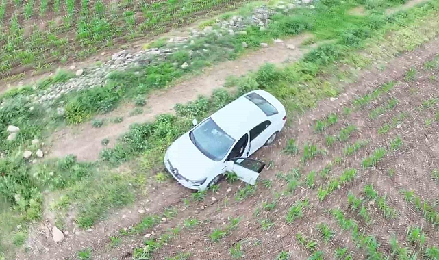 Tarlaya kaçan otomobilden 19 bin adet uyuşturucu hap çıktı