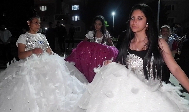 Gelinlik giyip 98 müziklerle Hıdırellez'i kutladı
