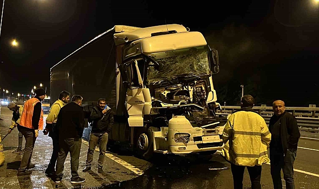 Tır, kağıt gibi ezildi. sürücüsü burnu bile kanamadan araçtan çıktı