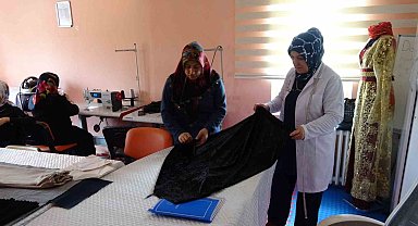 Ürettikleri giysilerle ev ekonomilerine katkıda bulunuyorlar