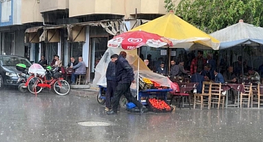 (videolu haber) Aniden yağan yağmur vatandaşlara zor anlar yaşattı