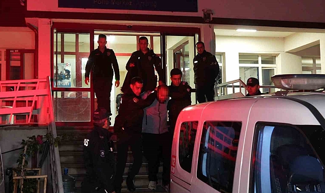 Yakalanan firari şahıs, "Çek çek, iyi çek" diyerek gazetecilere tepki gösterdi
